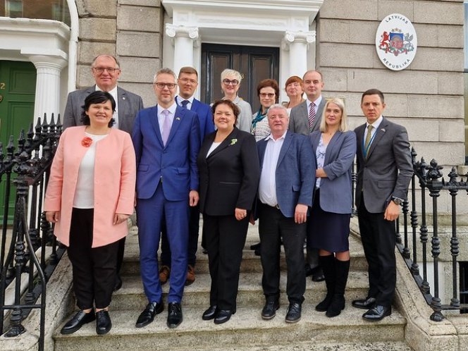 Vēstnieks ar delegāciju no Latvijas pārrunā augstākās izglītības eksporta veicināšanu Īrijā