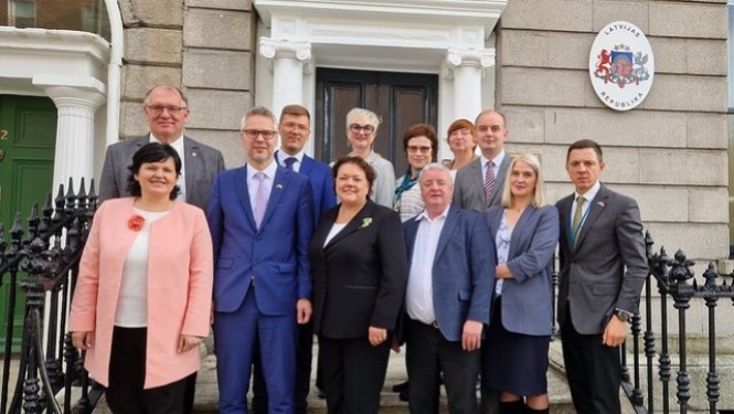 Vēstnieks ar delegāciju no Latvijas pārrunā augstākās izglītības eksporta veicināšanu Īrijā