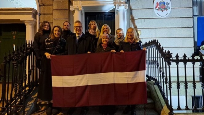 Latvijas vēstnieks Īrijā Juris Štālmeistars un latviešu diaspora ar Latvijas karogu