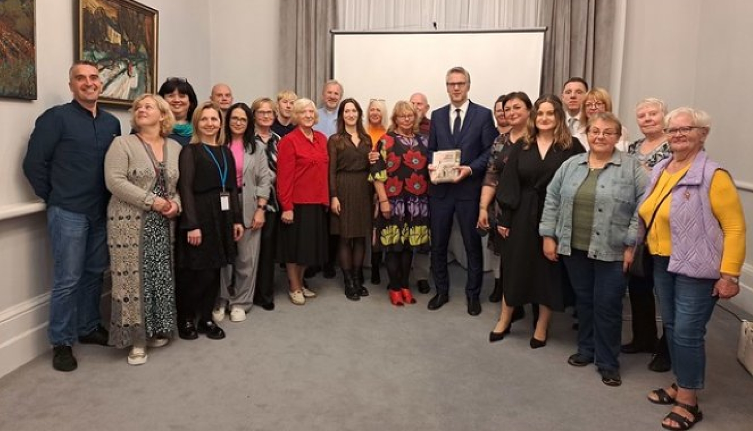 Vēstnieks pateicas Dzintrai Gekai-Vaskai 