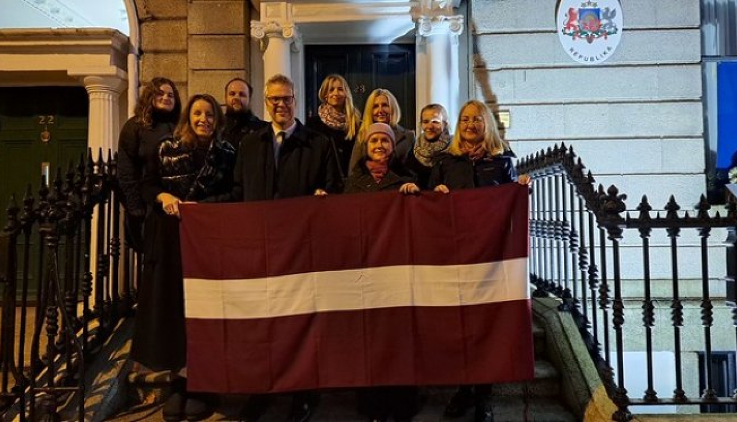 Latvijas vēstnieks Īrijā Juris Štālmeistars un latviešu diaspora ar Latvijas karogu